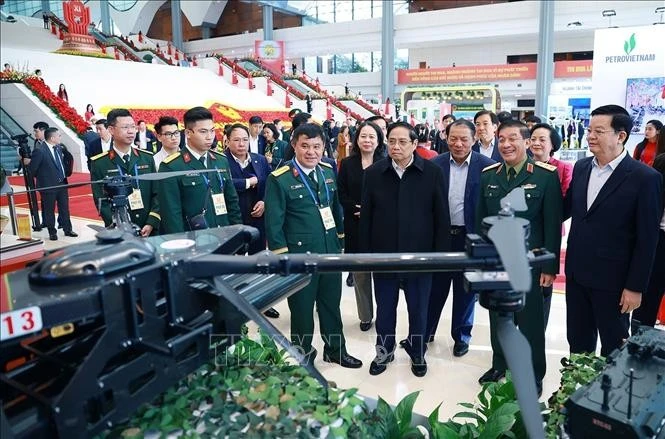 Thủ tướng Phạm Minh Chính kiểm tra khu trưng bày khí tài quân sự.