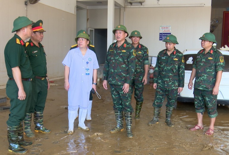 Thiếu tướng La Công Phương, Chính ủy Quân khu 1 kiểm tra công tác khắc phục hậu quả mưa lũ tại Trung tâm y tế thành phố Thái Nguyên. Thiếu tướng La Công Phương, Chính ủy Quân khu 1 kiểm tra công tác khắc phục hậu quả mưa lũ tại Trung tâm y tế thành phố Thái Nguyên.