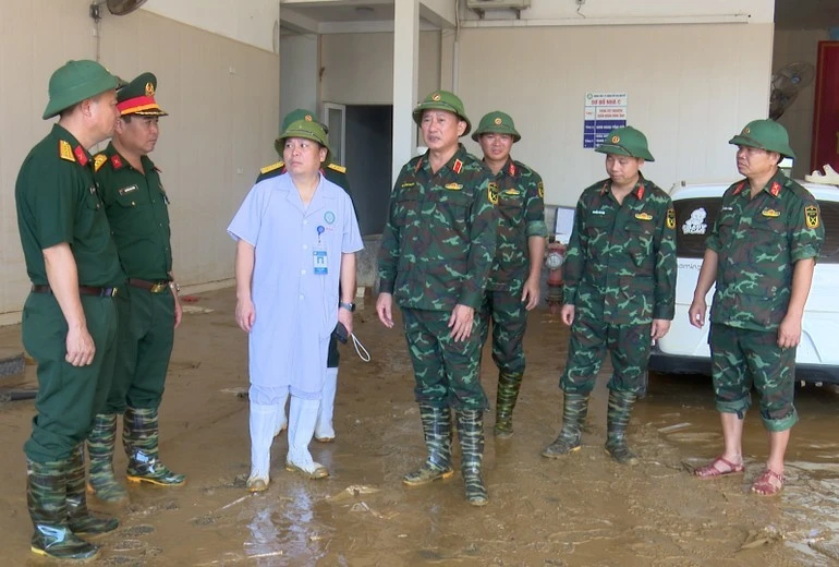 Thiếu tướng La Công Phương, Chính ủy Quân khu 1 kiểm tra công tác khắc phục hậu quả mưa lũ tại Trung tâm y tế thành phố Thái Nguyên.