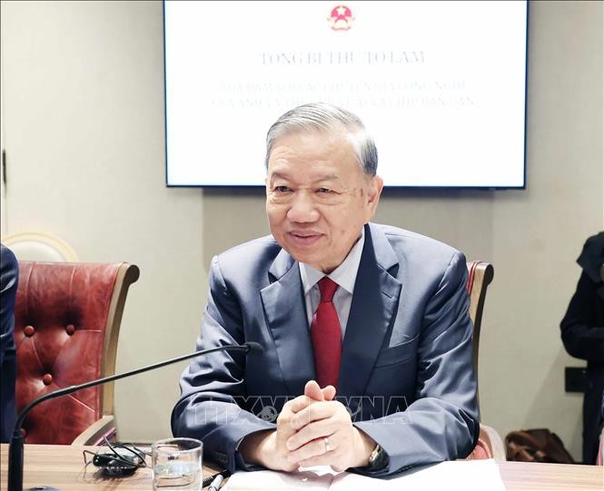 Tổng Bí thư Tô Lâm dự toạ đàm với các chuyên gia công nghệ của Anh và thế giới về AI và Chip bán dẫn. Tổng Bí thư Tô Lâm dự toạ đàm với các chuyên gia công nghệ của Anh và thế giới về AI và Chip bán dẫn.