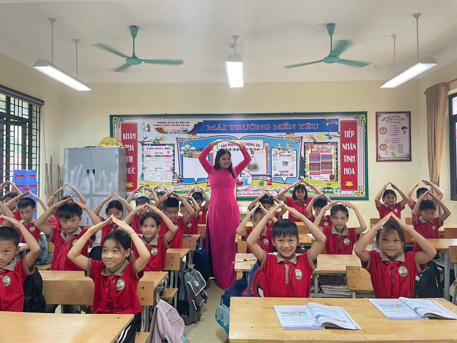 Cô giáo Hoàng Thị Thu Dần - giáo viên Trường PTDT Bán trú Tiểu học Cốc Lầu (Lào Cai) cùng học trò. dan.jpg