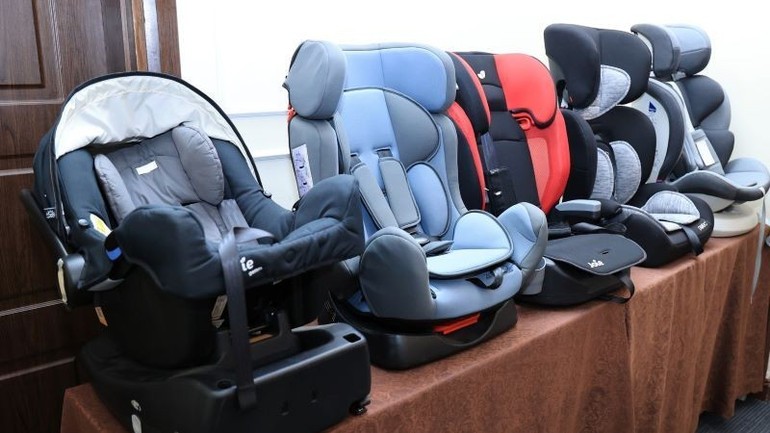 Thiết bị an toàn cho trẻ em trên xe ô-tô là nôi, ghế, đệm nâng nhằm hạn chế khả năng cơ thể trẻ bị dịch chuyển trong trường hợp phương tiện tham gia giao thông va chạm hoặc giảm tốc độ đột ngột.