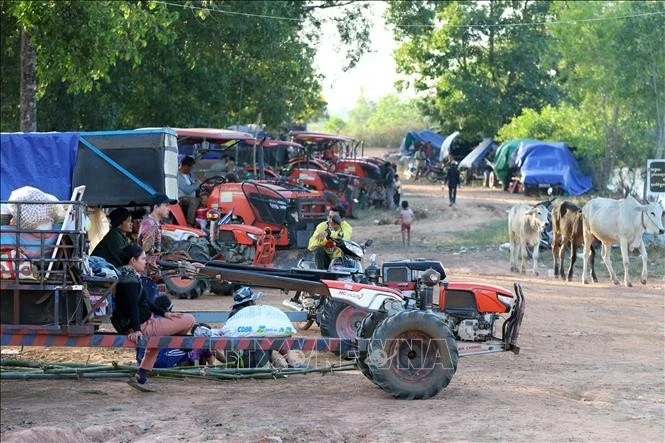 Người dân Campuchia đi sơ tán tránh xung đột, tại Siem Reap, ngày 8/12/2025.