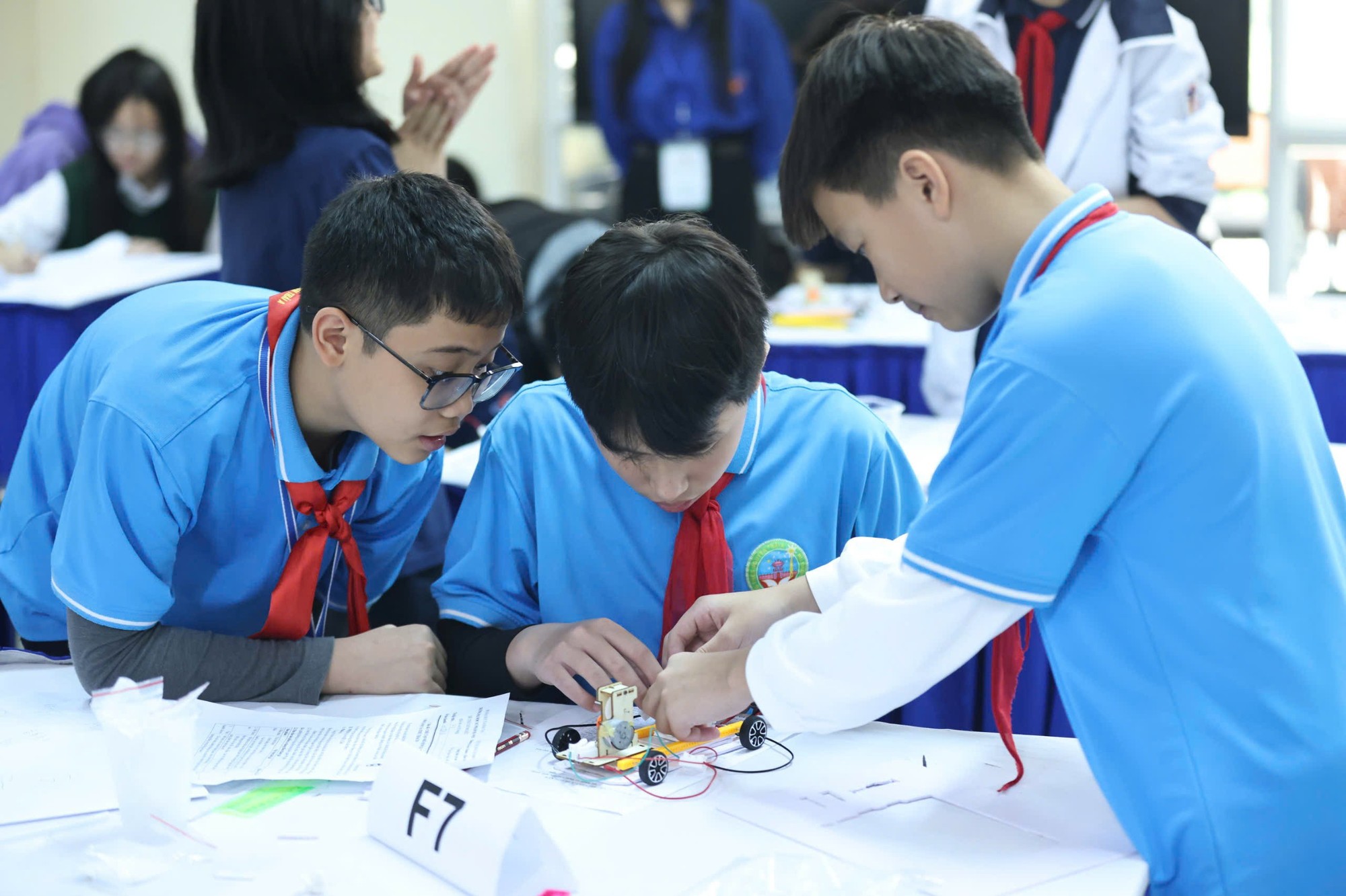 Học sinh hào hứng thực hiện những ý tưởng sáng tạo.