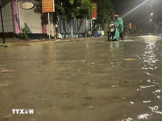 Sóng biển triều cường dâng cao gây ngập cục bộ trung tâm phường Sa Huỳnh, tỉnh Quảng Ngãi.