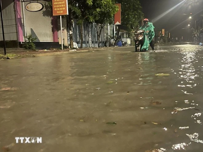 Sóng biển triều cường dâng cao gây ngập cục bộ trung tâm phường Sa Huỳnh, tỉnh Quảng Ngãi.