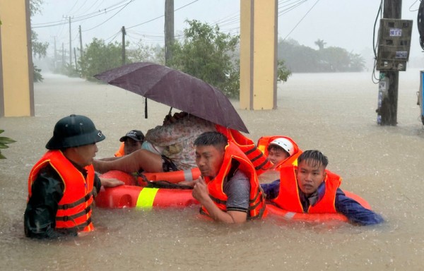 Lực lượng Công an giúp di dời người dân đến nơi an toàn.
