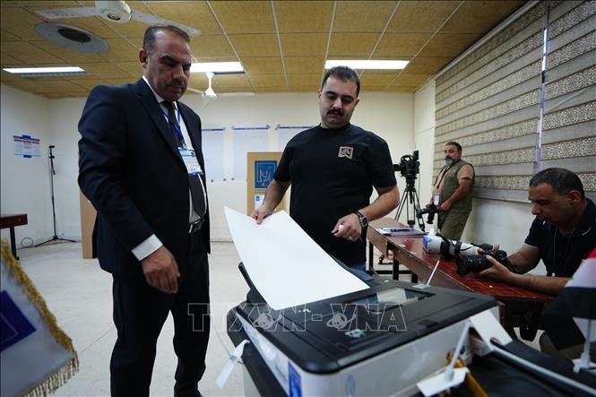 Cử tri Iraq bỏ phiếu bầu Quốc hội tại điểm bầu cử ở Baghdad ngày 11/11/2025.