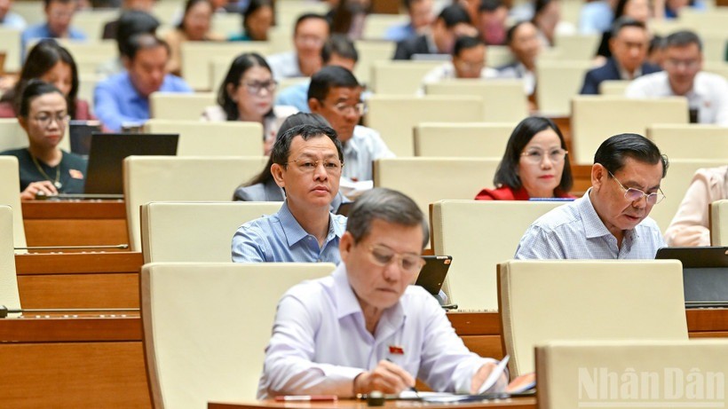 Các đại biểu dự phiên họp toàn thể ở hội trường tại Kỳ họp thứ 10, Quốc hội khóa XV. qh.jpg
