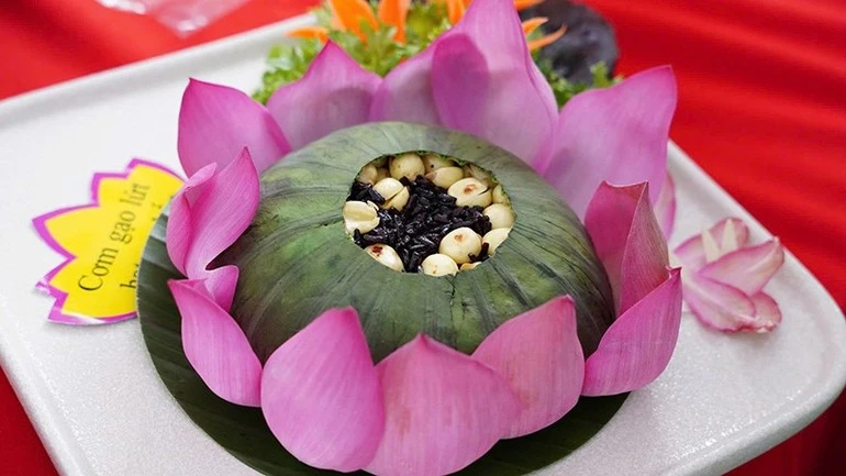 Các món làm từ sen được trình bày bắt mắt.