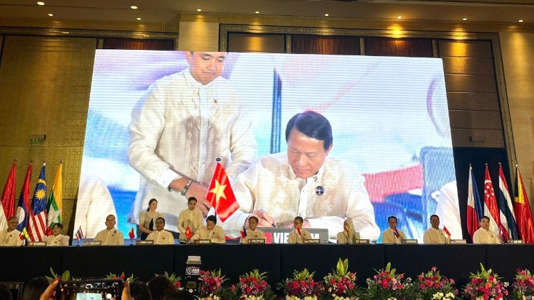 Đại tướng Lương Tam Quang, Ủy viên Bộ Chính trị, Bộ trưởng Công an tại lễ ký Hiệp định.