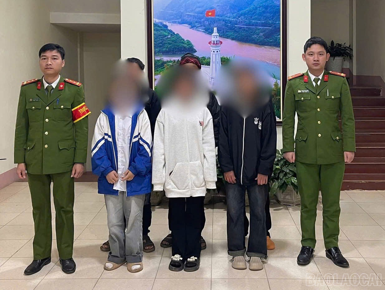 Công an xã Bắc Hà bàn giao 03 cháu cho gia đình quản lý. baolaocai-br_cong-an-xa-bac-ha-ban-giao-3-chau-cho-gia-dinh-quan-ly.jpg