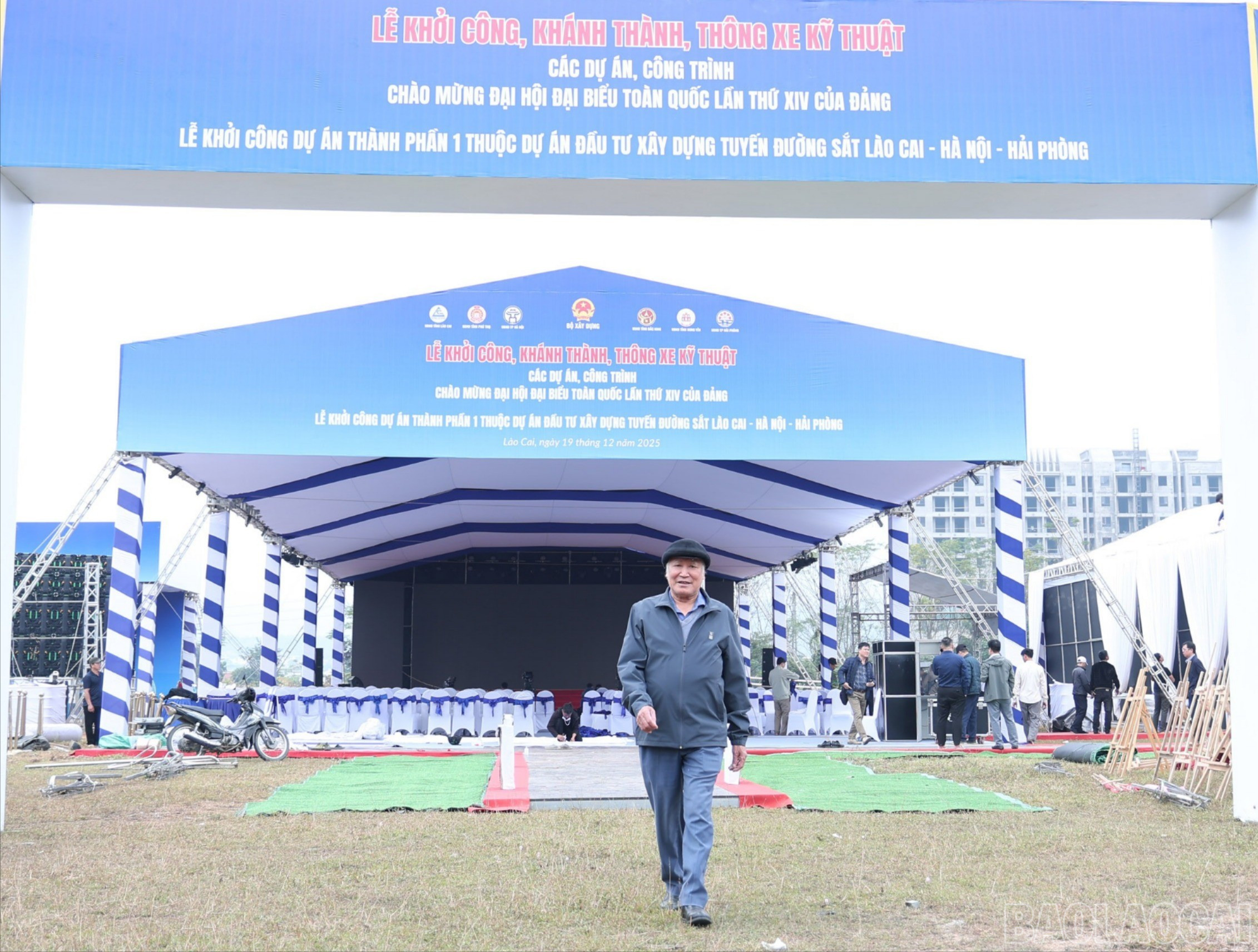 លោក Vu Duc Trung បានទៅទស្សនា និងស្វែងយល់អំពីគម្រោងផ្លូវដែក Lao Cai - Hanoi - Hai Phong នៅទីតាំងដែលពិធីបើកការដ្ឋាននឹងប្រព្រឹត្តទៅនៅថ្ងៃទី 19 ខែធ្នូ។ baolaocai-br_br-img-3878.jpg