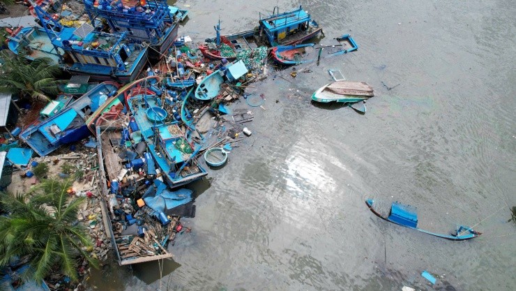 Khoảng 200 ghe, tàu và thuyền thúng bị sóng đánh dạt vào bờ, nhiều chiếc chìm hoặc hư hỏng nặng.
