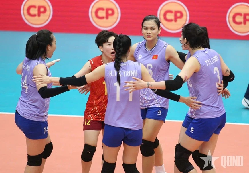 Các tuyển thủ Việt Nam mừng điểm số trước Philippines.