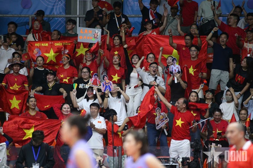 Đông đảo cổ động viên Việt Nam có mặt trên khán đài cổ vũ các tuyển thủ.