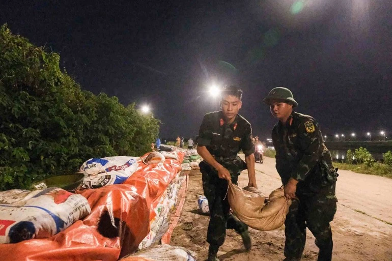 Cán bộ, chiến sĩ Bộ Chỉ huy Quân sự tỉnh Bắc Ninh khẩn trương gia cố đê Đẩu Hàn