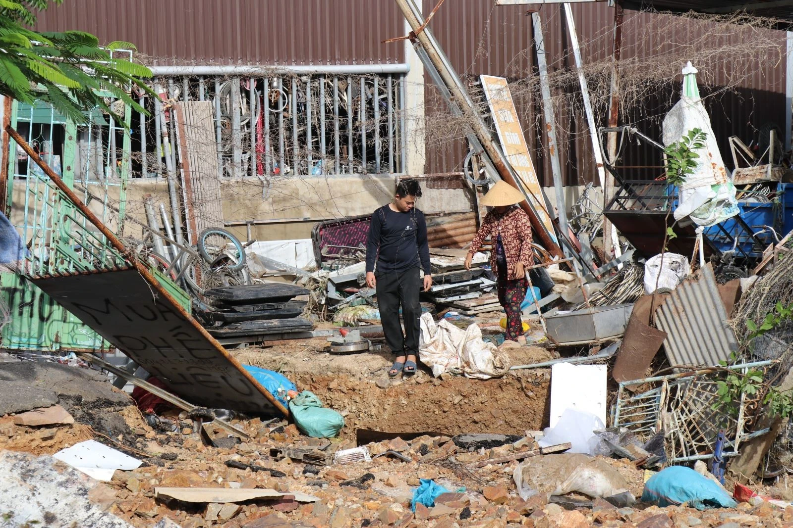 Người dân xã Ninh Phước (Khánh Hòa) dọn dẹp sau mưa lũ để sớm ổn định cuộc sống.