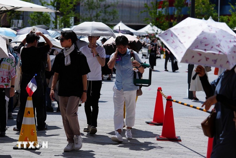 Người dân di chuyển trên đường phố dưới trời nắng nóng tại Osaka, Nhật Bản. bien-doi-khi-hau.jpg