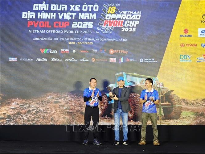Trao kỷ vật cho nhà tài trợ đánh dấu 10 năm PVOIL đồng hành cùng Giải Đua xe Ô tô Địa hình Việt Nam. Trao kỷ vật cho nhà tài trợ đánh dấu 10 năm PVOIL đồng hành cùng Giải Đua xe Ô tô Địa hình Việt Nam.
