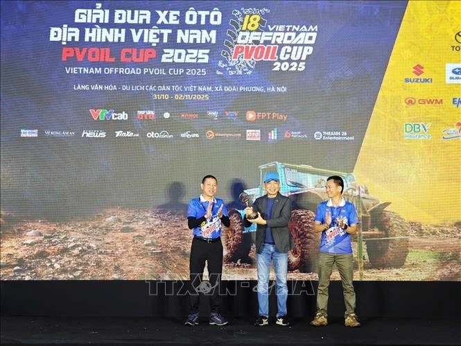 Trao kỷ vật cho nhà tài trợ đánh dấu 10 năm PVOIL đồng hành cùng Giải Đua xe Ô tô Địa hình Việt Nam.
