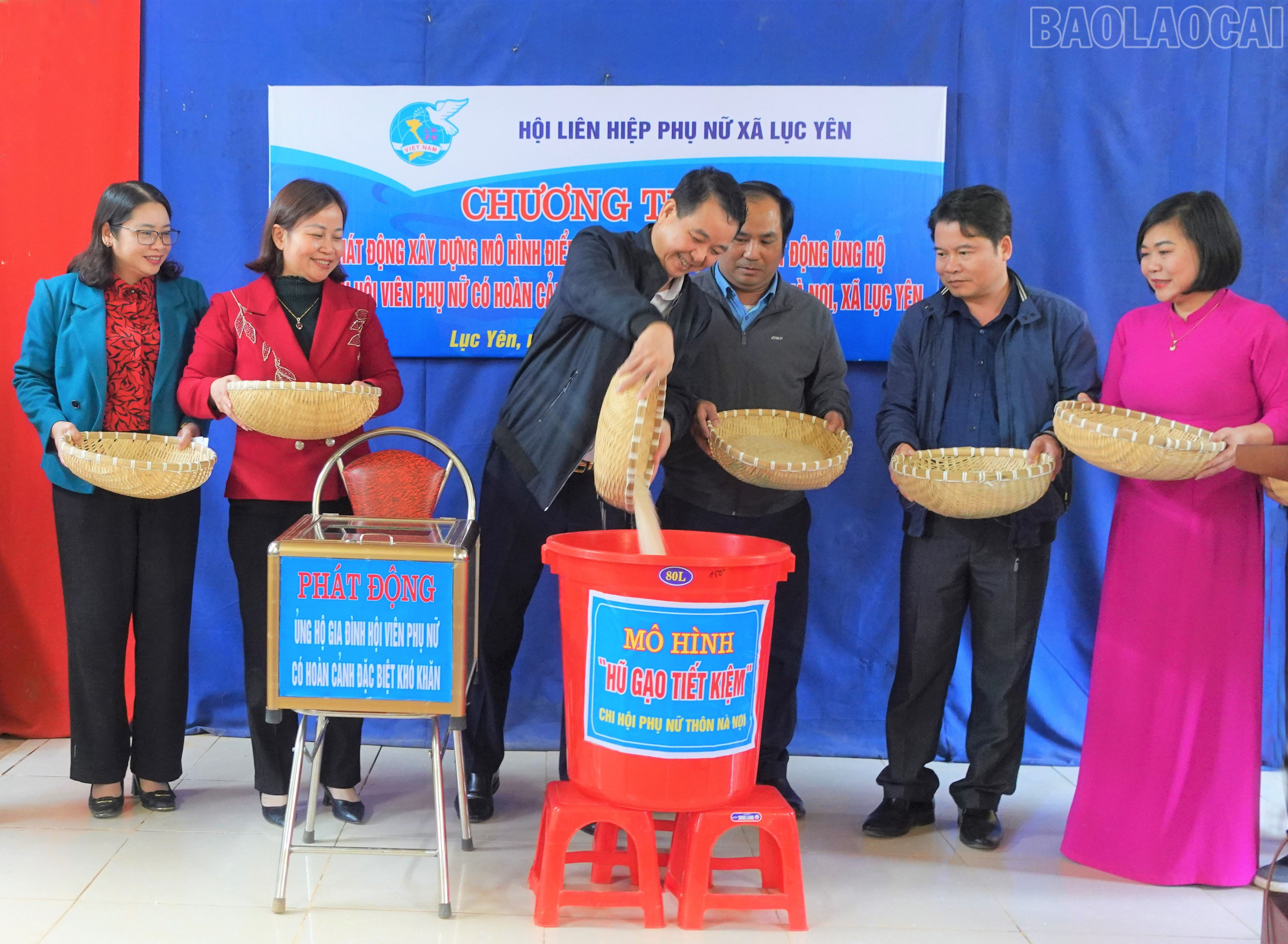 Lederne av partikomiteen, folkekomiteen, fedrelandsfrontkomiteen og kvinneforbundet i Luc Yen kommune donerte ris gjennom «rissparekrukken»-modellen. baolaocai-tr_lanh-dao-dang-uy-ubnd-ubmttq-va-hoi-lhpn-xa-luc-yen-ung-ho-gao-theo-mo-hinh-hu-gao-tiet-kiem.jpg