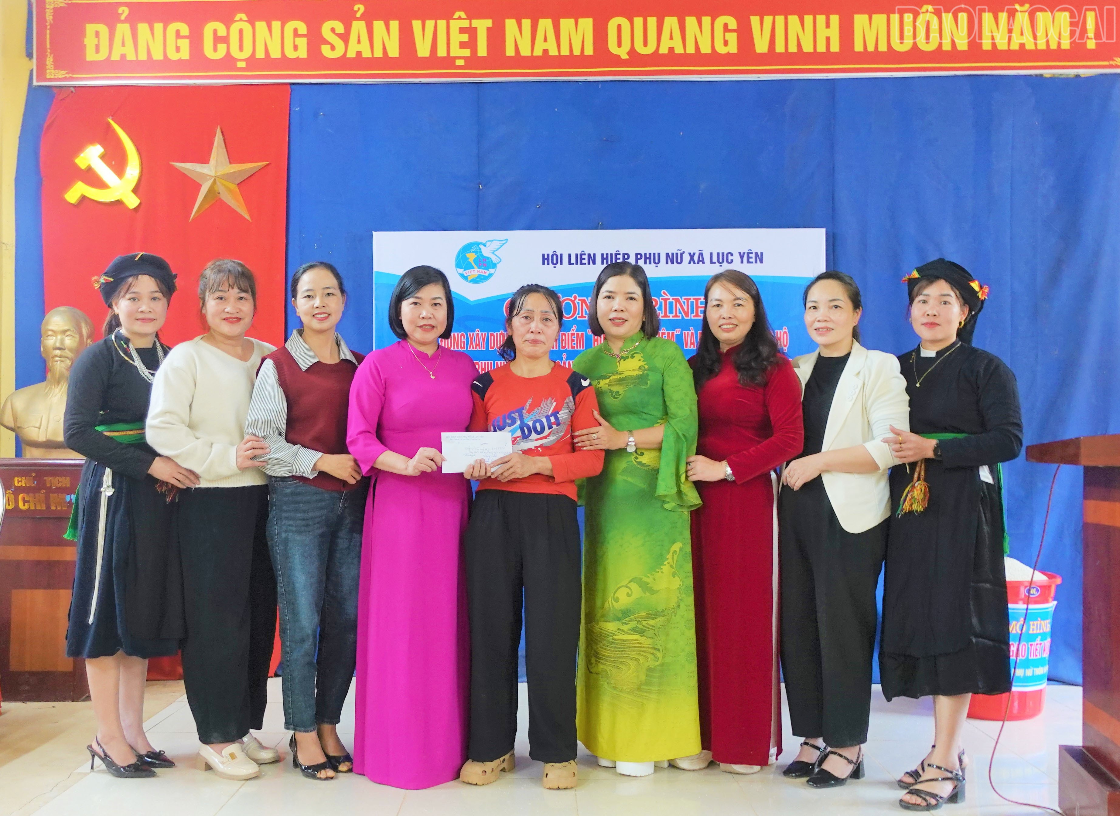 Kvinneforeningen i Luc Yen kommune ga økonomisk støtte til medlem Vi Thi Mach. baolaocai-tr_hoi-lhpn-xa-luc-yen-trao-tien-ho-tro-cho-hoi-vien-vi-thi-mach-chi-hoi-na-noi.jpg