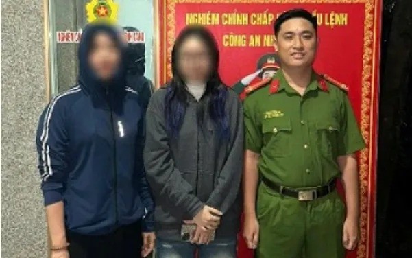 Công an phường Ngọc Hà bàn giao chị N cho gia đình. lua-dao.jpg