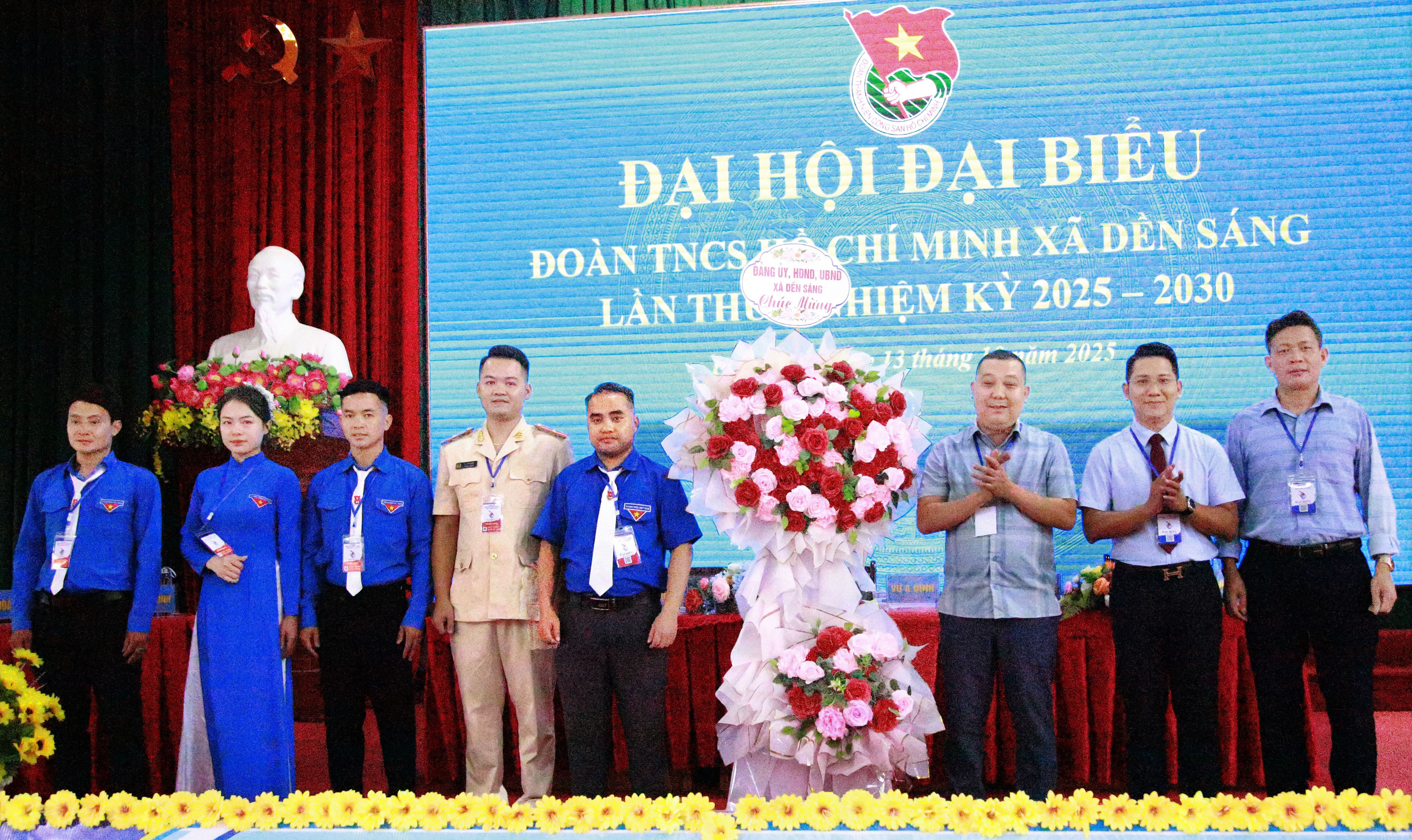 Lãnh đạo xã tặng hoa chúc mừng đại hội. 6.jpg