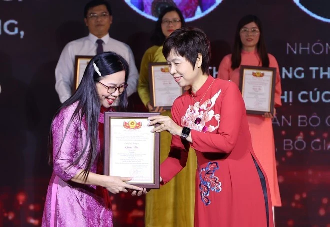 Đồng chí Vũ Việt Trang, Ủy viên Ban Chấp hành Đảng bộ Khối, Bí thư Đảng ủy, Tổng Giám đốc Thông tấn xã Việt Nam trao giải Ba cho các tác giả, nhóm tác giả đoạt giải năm 2024.