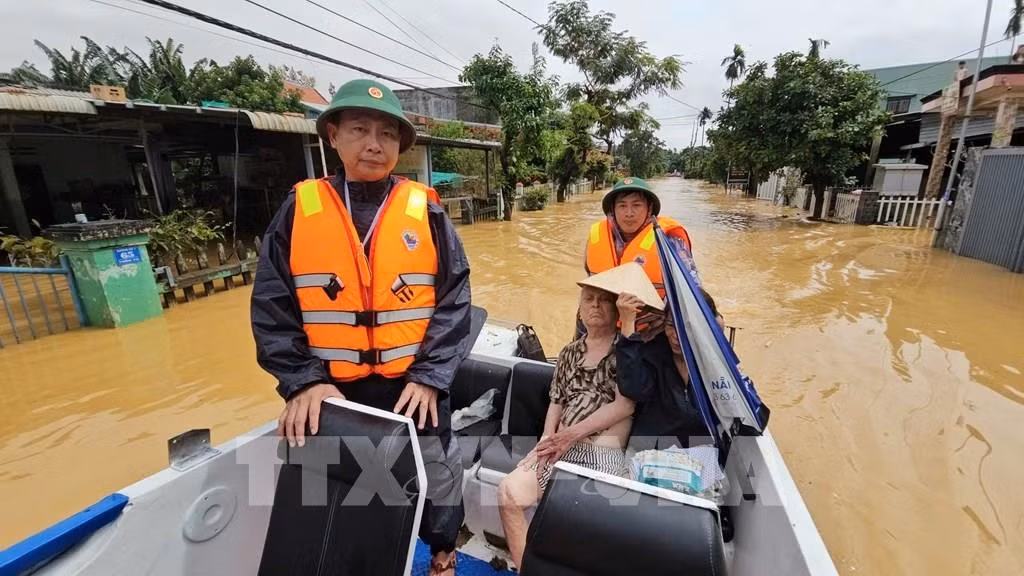 Bộ Chỉ huy Quân sự thành phố Đà Nẵng tiếp cận vùng ngập để cứu trợ cho bệnh nhân tại Bệnh viện Đa khoa Duy Xuyên