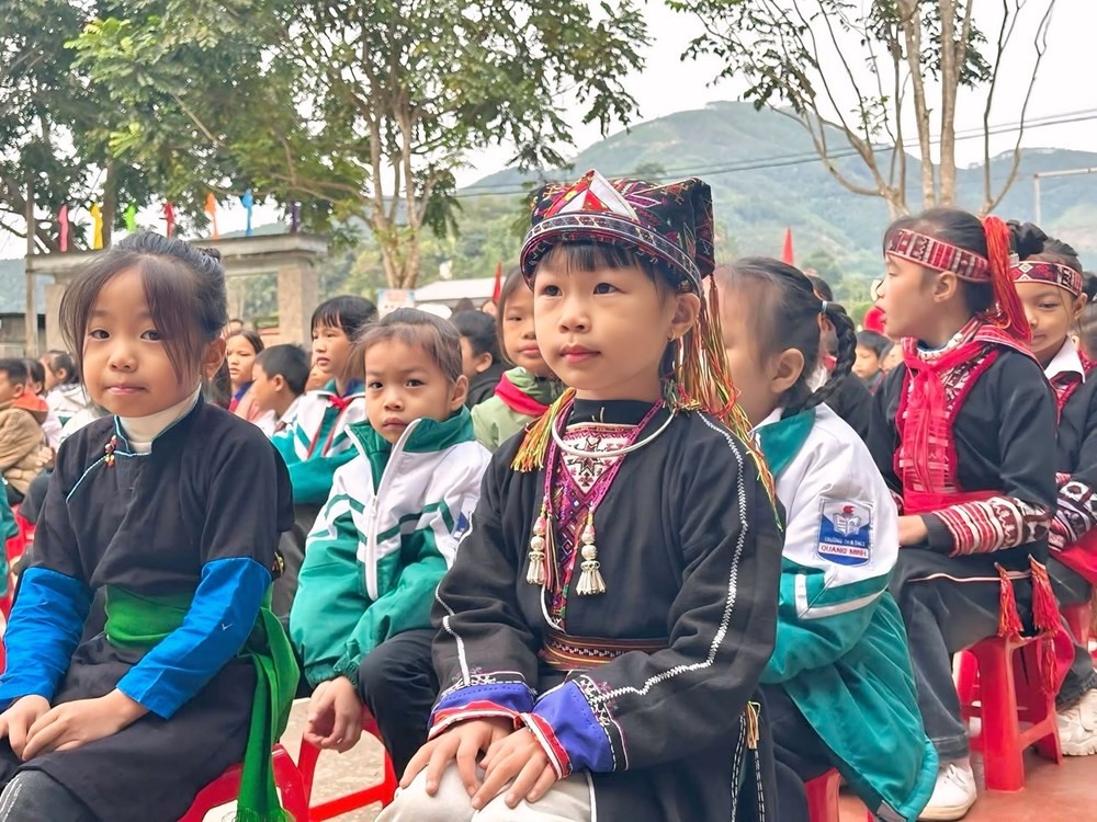 Các em học sinh mặc trang phục dân tộc khi tới trường.