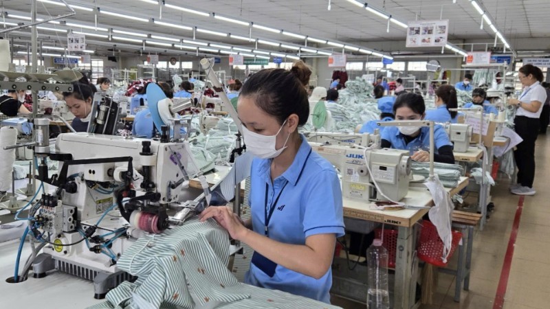 May quần áo xuất khẩu tại Nhà máy may Hòa Thị, tỉnh Quảng Ngãi. May quần áo xuất khẩu tại Nhà máy may Hòa Thị, tỉnh Quảng Ngãi.