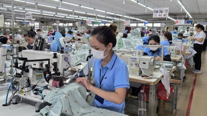 May quần áo xuất khẩu tại Nhà máy may Hòa Thị, tỉnh Quảng Ngãi.