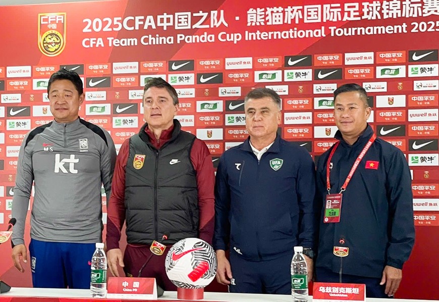 Huấn luyện viên Đinh Hồng Vinh (ngoài cùng, bên phải) tại họp báo.