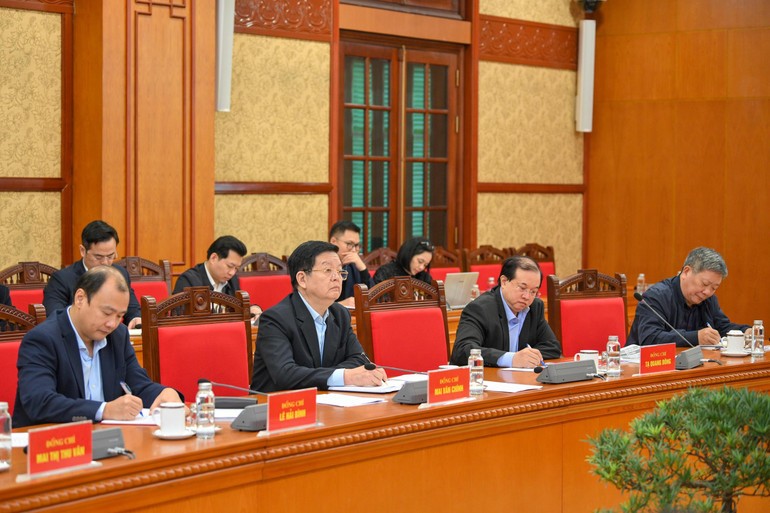 Các đại biểu dự cuộc họp.