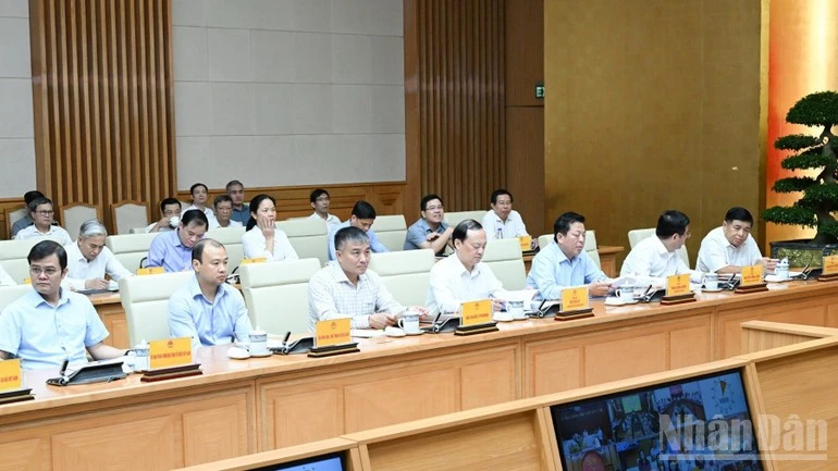 Các thành viên Chính phủ, lãnh đạo các bộ, ngành, cơ quan Trung ương tham dự hội nghị.