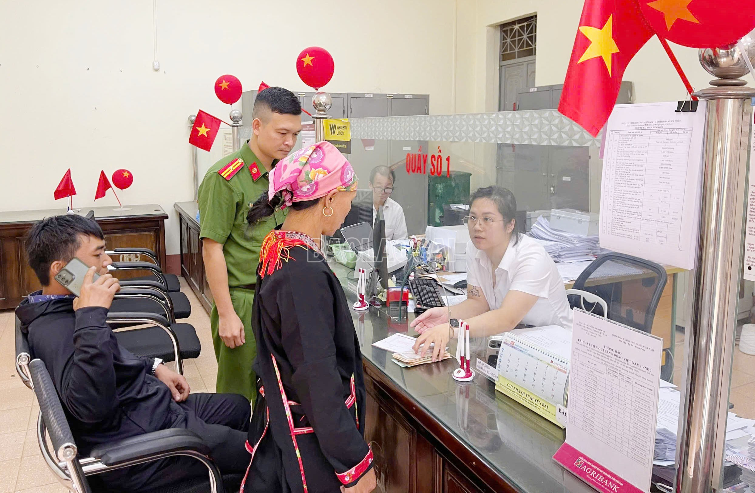 Công an xã Liên Sơn kịp thời ngăn chặn anh Đ chuyển tiền cho đối tượng lừa đảo. baolaocai-c_2cong-an-xa-kip-thoi-ngan-chan-anh-d-chuyen-tien-cho-doi-tuong-lua-dao.jpg