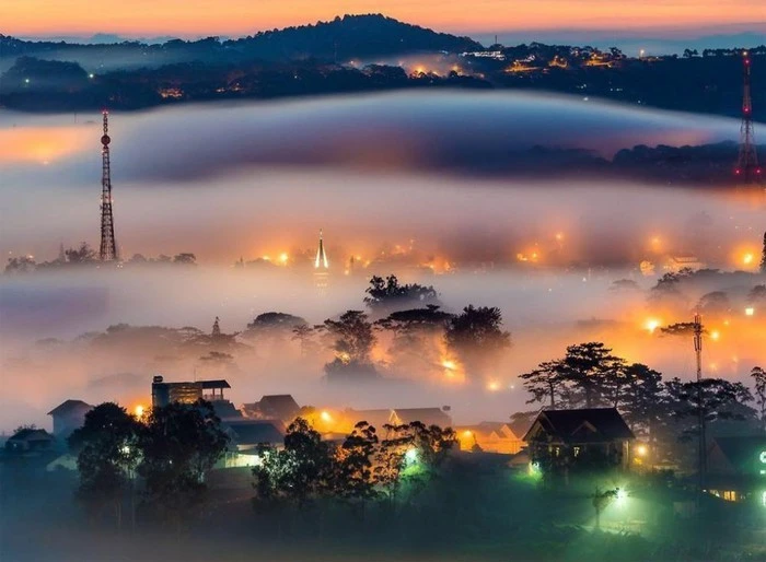 Sương sớm giăng mờ phủ kín núi đồi ở ngoại ô Đà Lạt.