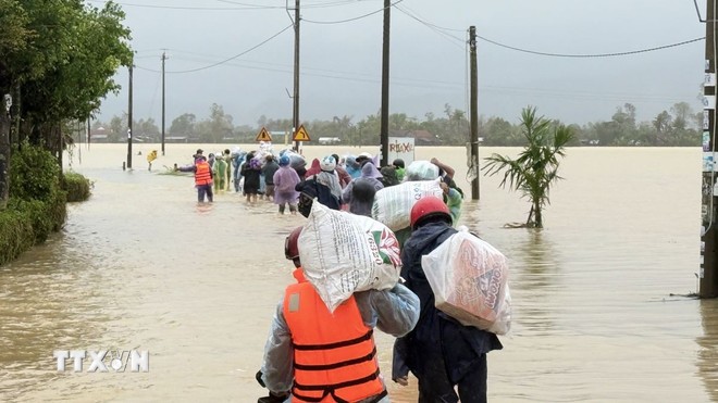 Người dân mang lương thực và nhu yếu phẩm về nhà sau nhiều ngày bị ngập.