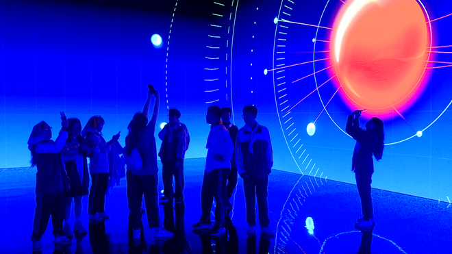 Học sinh trải nghiệm hệ thống tương tác ánh sáng, âm thanh tại Ngày hội An toàn trực tuyến “Không Một Mình”.