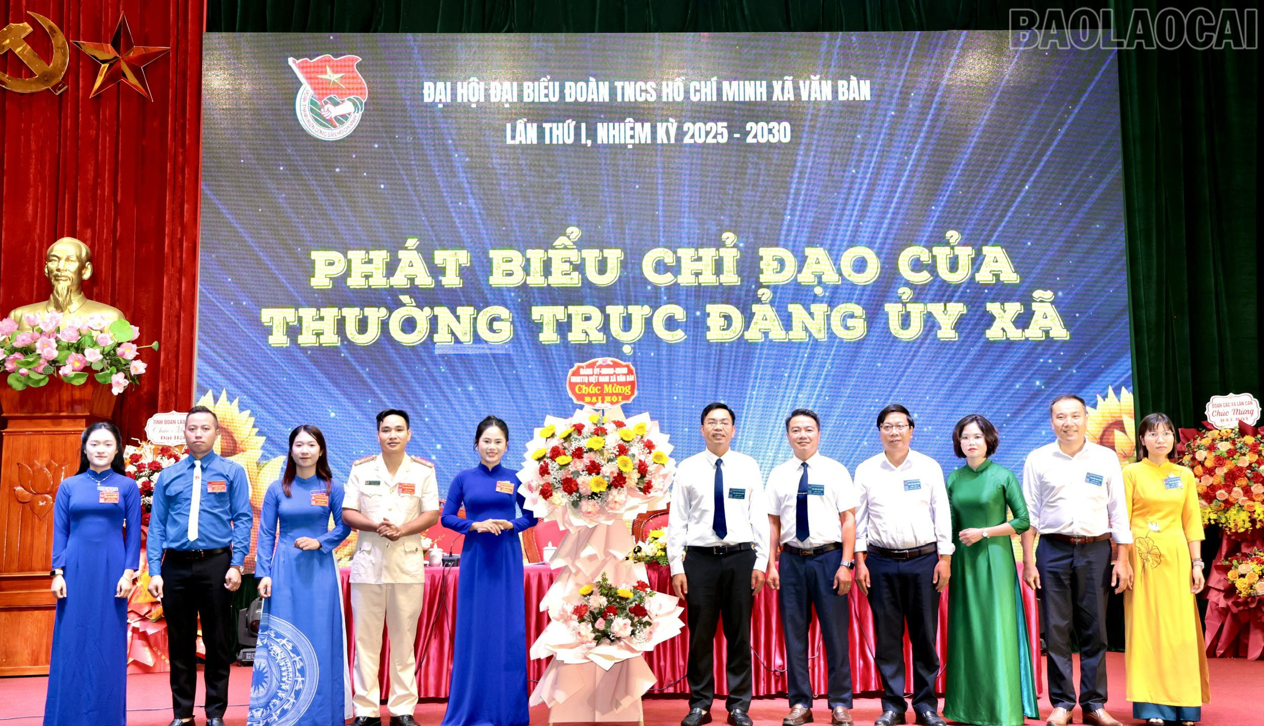 Lãnh đạo xã Văn Bàn tặng hoa chúc mừng đại hội. baolaocai-tr_lanh-dao-xa-van-ban-tang-hoa-chuc-mung.jpg
