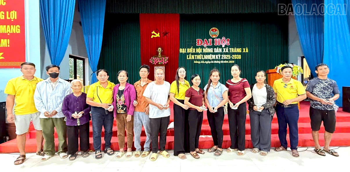 Đoàn thiện nguyện trao tặng tiền mặt cho người dân bị ảnh hưởng bão số 11 ở xã Tràng Xá ( Thái Nguyên). baolaocai-tr_4.jpg