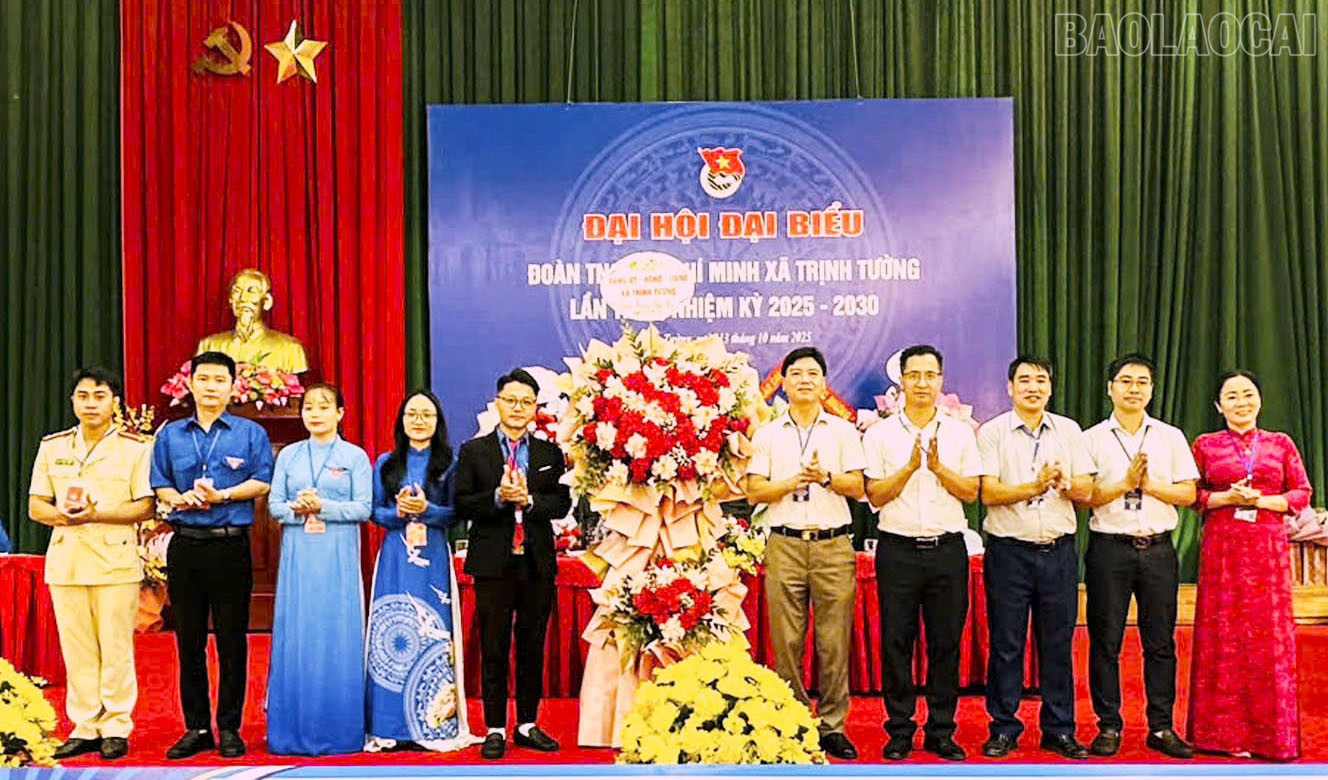 Lãnh đạo xã Trịnh Tường tặng hoa chúc mừng đại hội. baolaocai-tr_lanh-dao-xa-trinh-tuong-tang-hoa-chuc-mung.jpg