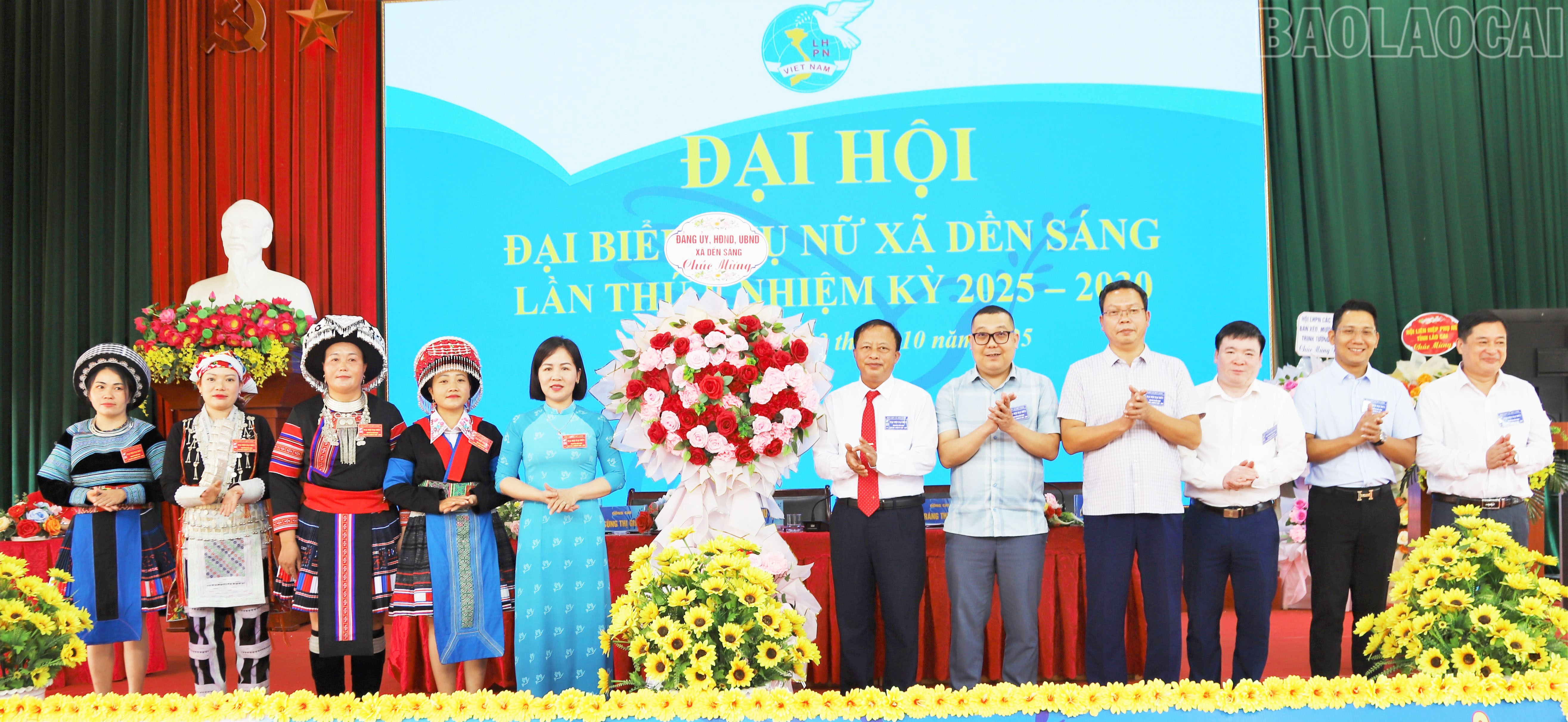 Lãnh đạo xã Dền Sáng tặng hoa chúc mừng Ban Chấp hành Hội phụ nữ xã khóa mới. baolaocai-tr_9.jpg