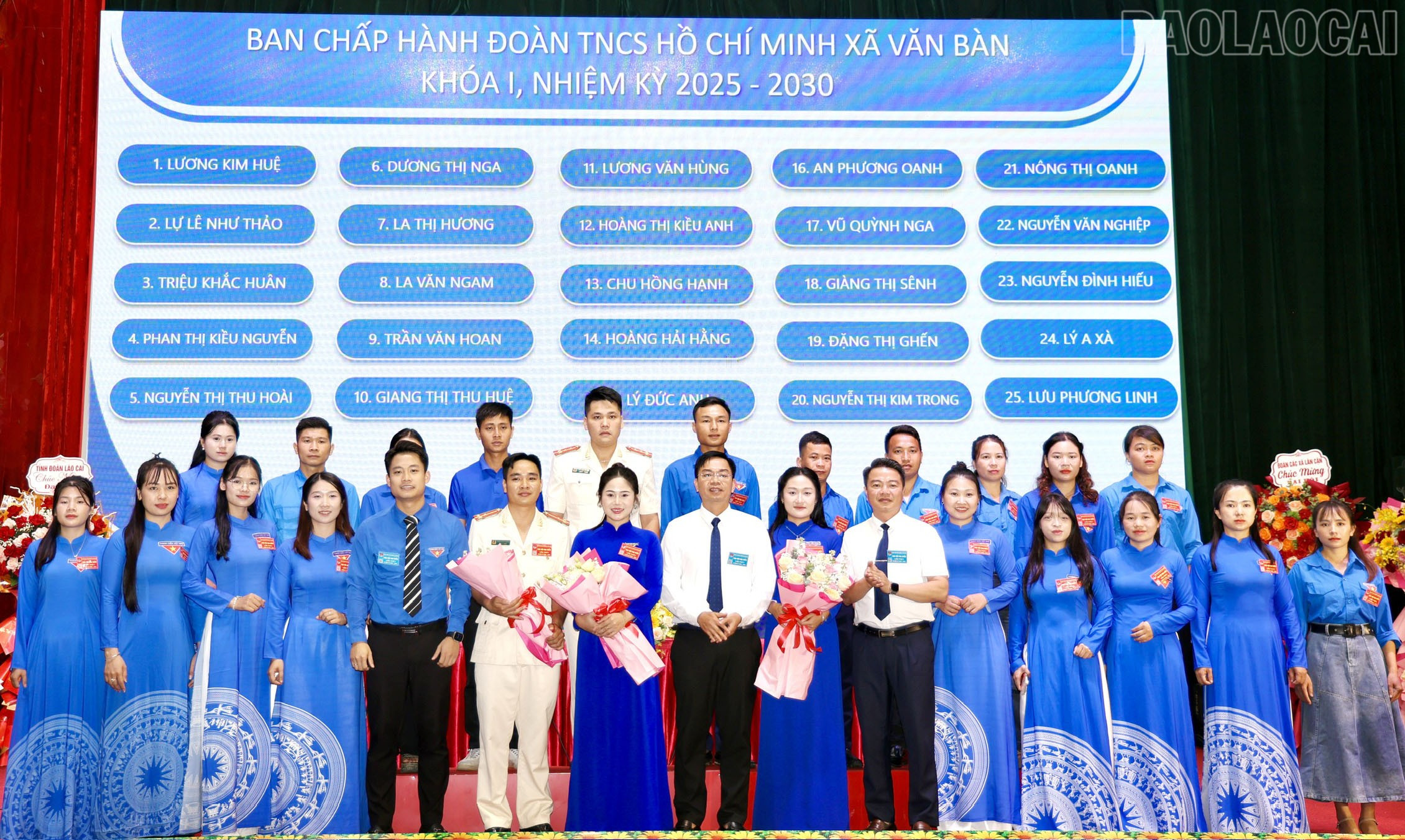 Ban Chấp hành Đoàn xã Văn Bàn khóa mới ra mắt đại hội. baolaocai-tr_bch-ra-mat.jpg