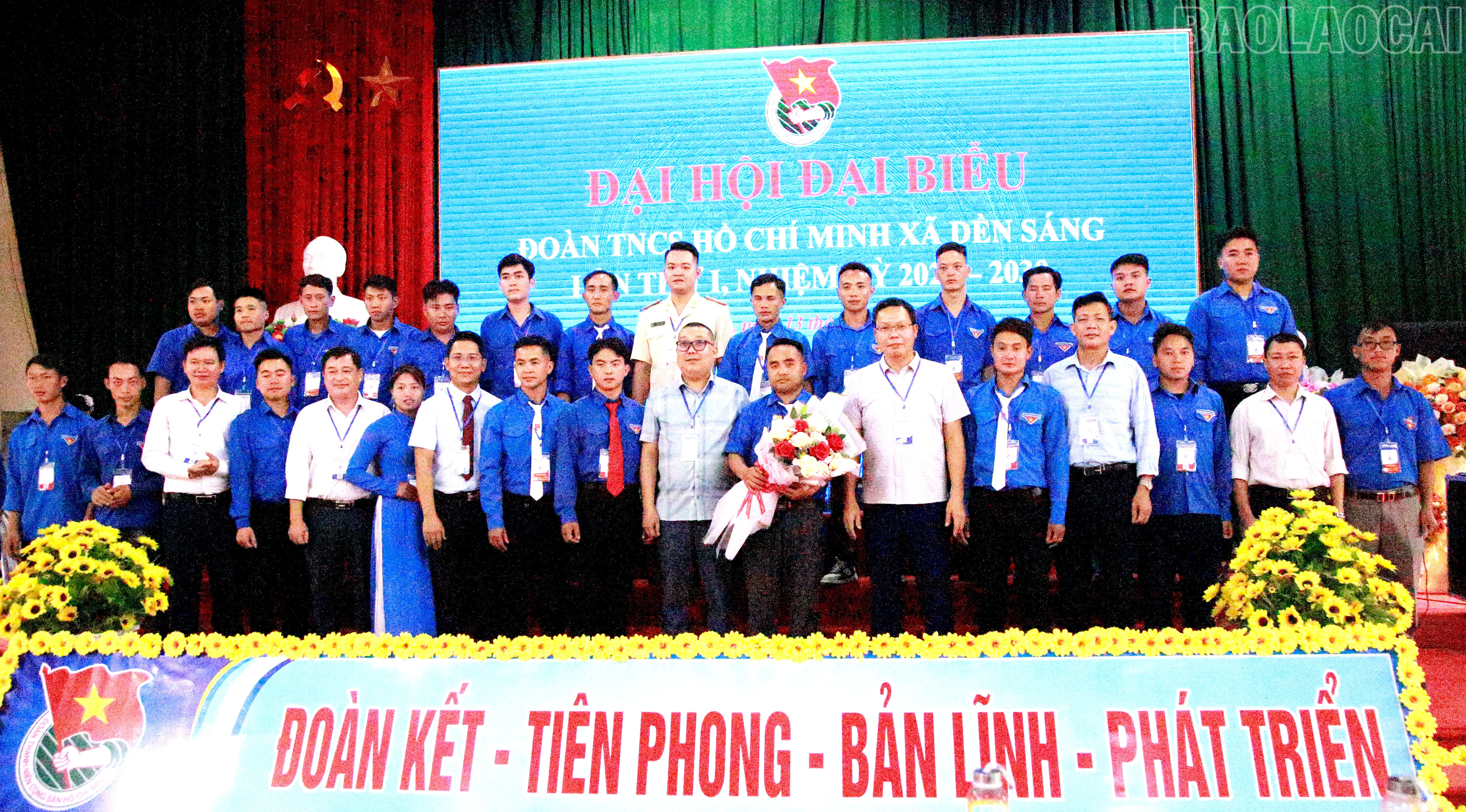 Ban Chấp hành Đoàn xã Dền Sáng khóa mới ra mắt đại hội. baolaocai-tr_08.jpg