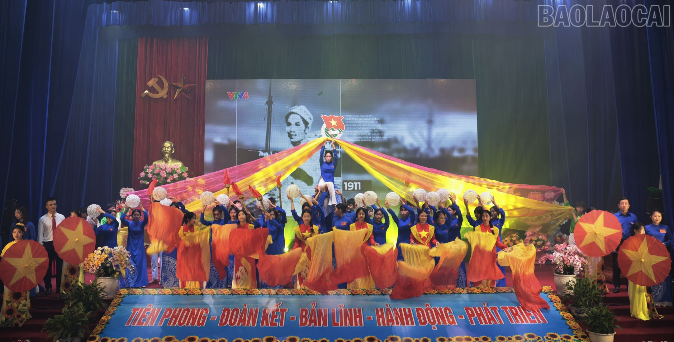 Văn nghệ chào mừng đại hội. baolaocai-tr_van-nghe-2.jpg
