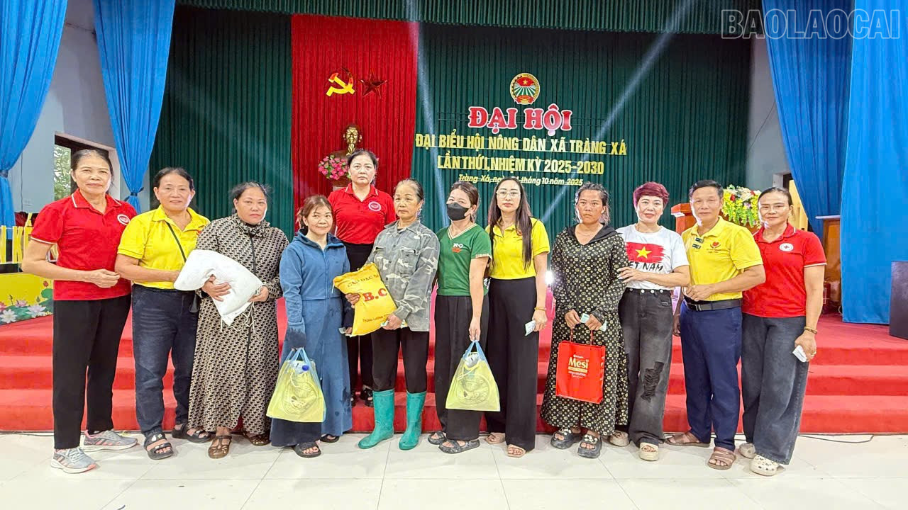 Đoàn thiện nguyện trao tặng tiền mặt và gạo cho người dân bị ảnh hưởng bão số 11 ở xã Tràng Xá (Thái Nguyên). baolaocai-tr_2.jpg
