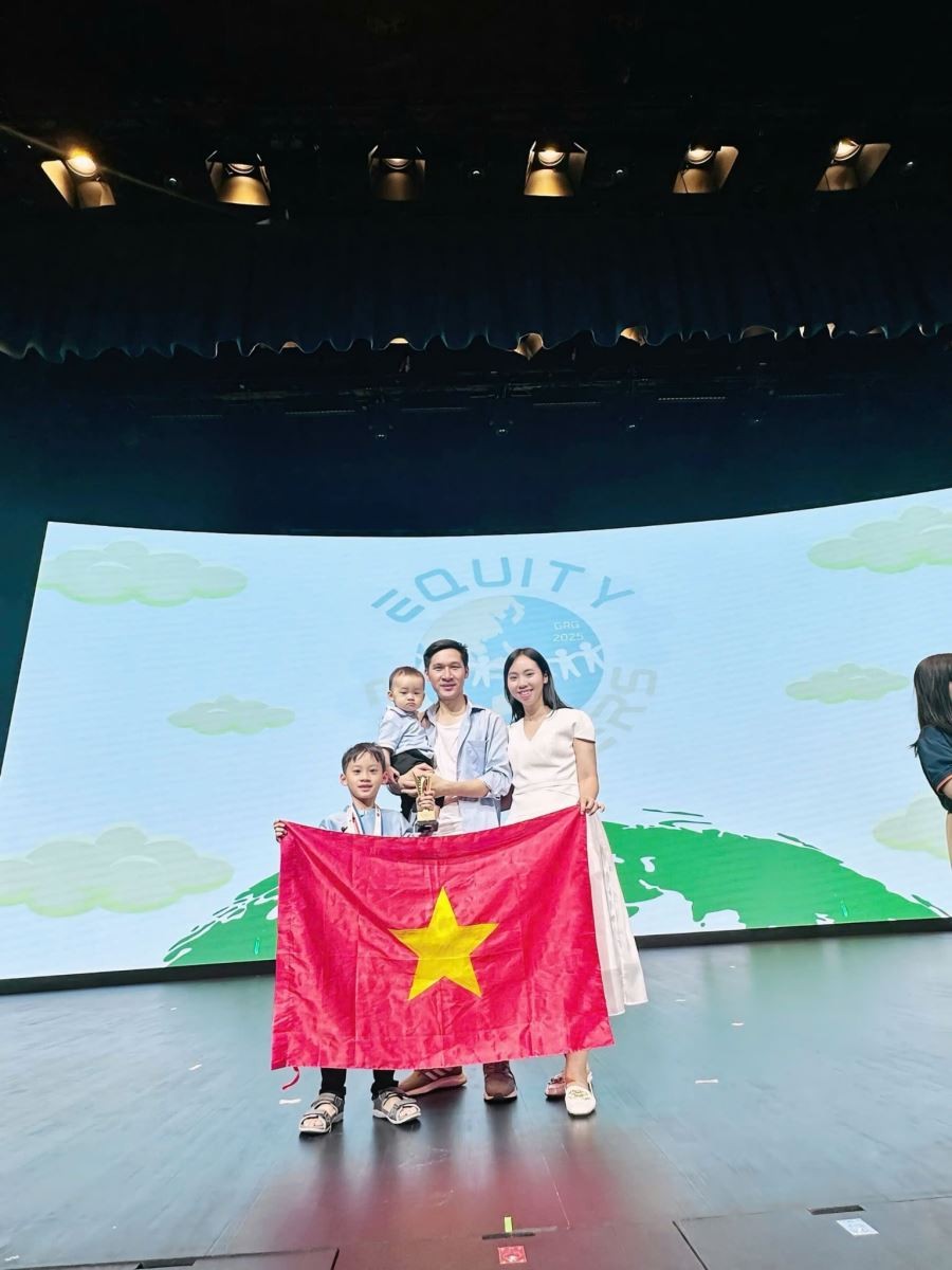 Minh Khôi và gia đình của em.